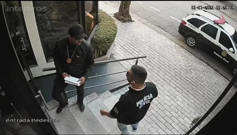 VÍDEO: Bandidos utilizam viatura falsa, se disfarçam de policiais e tentam invadir condomínio de luxo