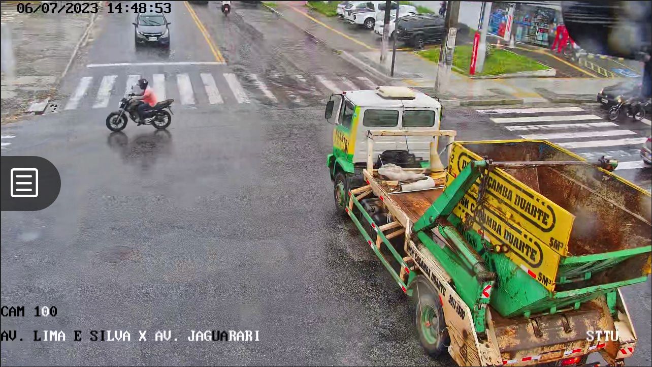 Natal tem ruas alagadas, carro quebrado na avenida Felizardo Moura e acidente