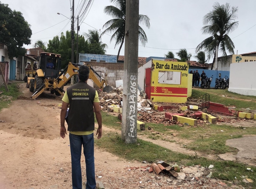 Semurb promove a desocupação de uma via pública na Redinha