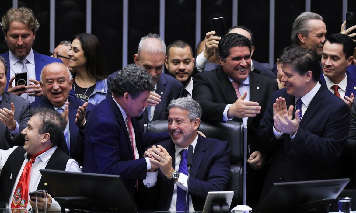 Câmara aprova PEC e reforma tributária avança para o Senado