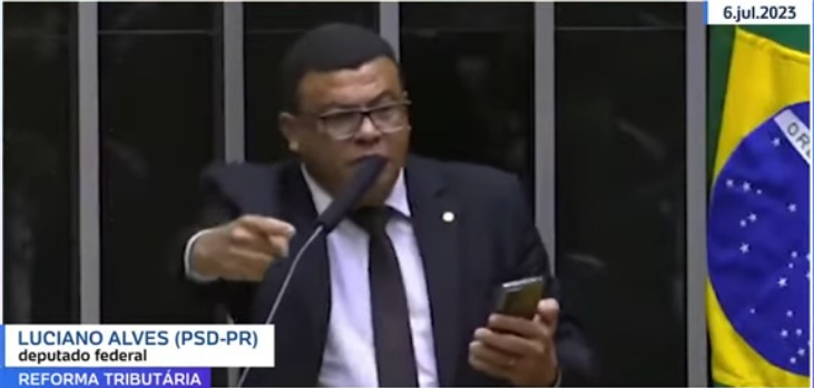 [VÍDEO] 'Comunistas do PL': deputado do PSD lê o nome dos 20 do PL que votaram sim para a reforma