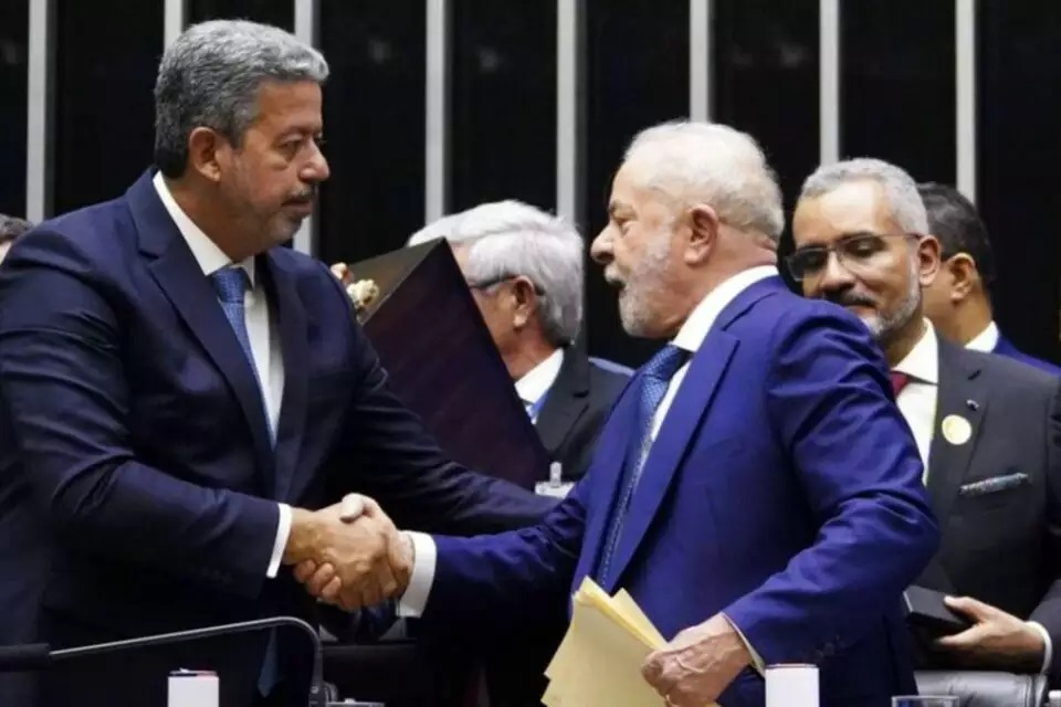 Governo prepara reforma para acomodar centrão de Arthur Lira