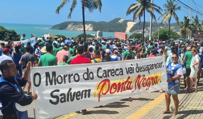 Grupo faz manifestação para cobrar celeridade na ‘engorda’ de Ponta Negra