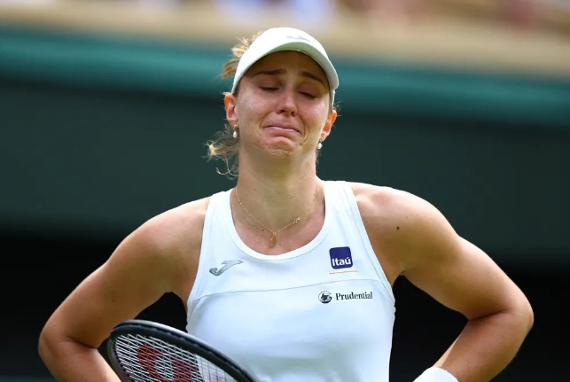 Bia Haddad sente dores, chora e abandona Wimbledon