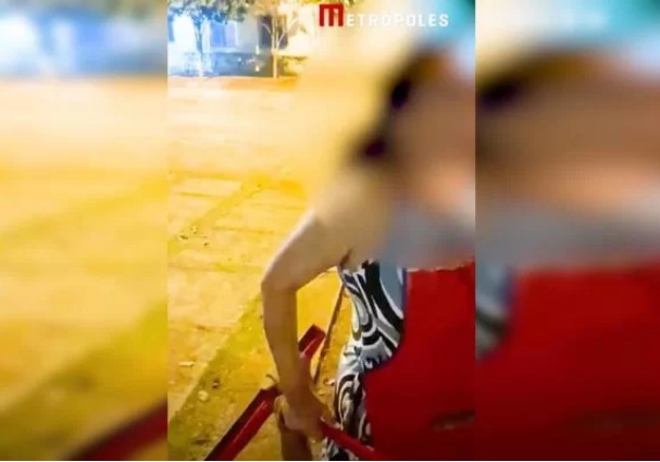 VÍDEO: Mulher se irrita com brincadeira e agride criança a pauladas