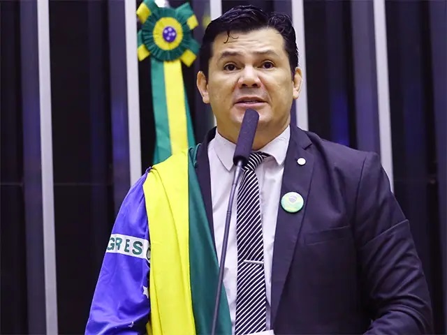 Deputado bolsonarista desafia Flávio Dino: 'Toma a minha arma se é homem'