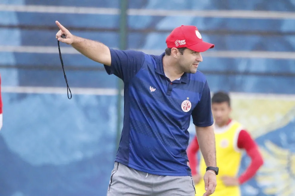 América-RN anuncia saída do técnico Thiago Carvalho; veja quem assume