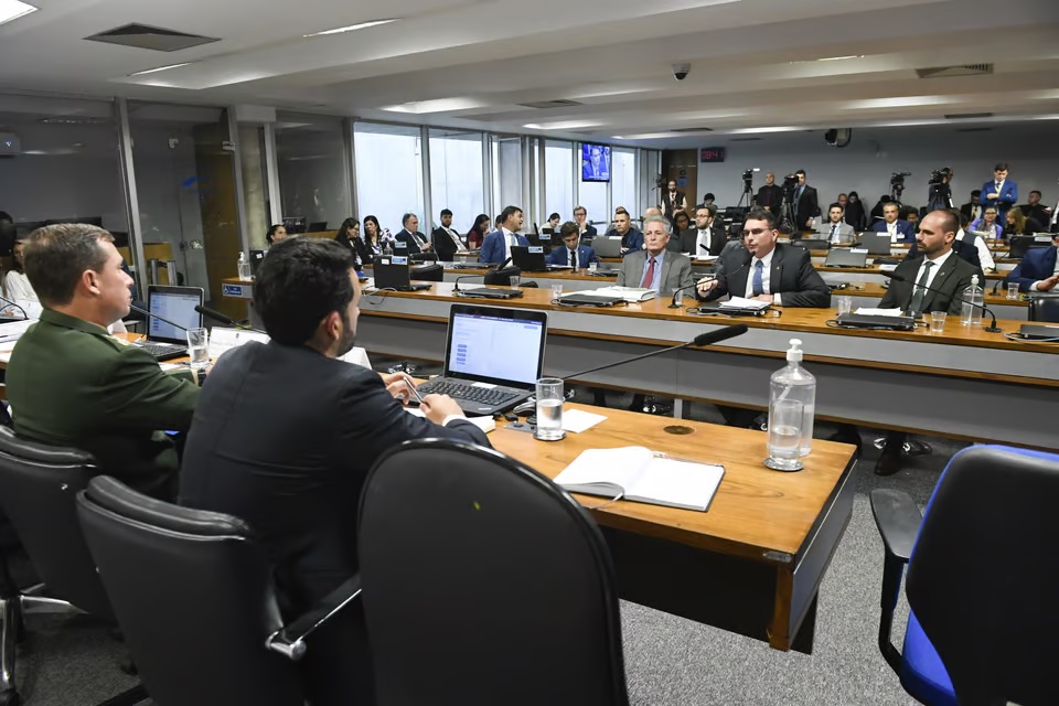 Governo dorme no ponto, e CPMI do 8/1 aprova acesso a plano de voo de Lula