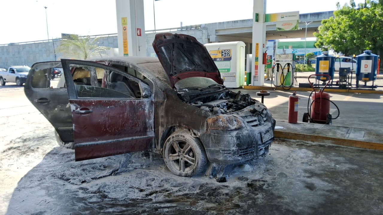 VÍDEO: Três mulheres ficam feridas após explosão de carro em posto de combustíveis na Grande Natal