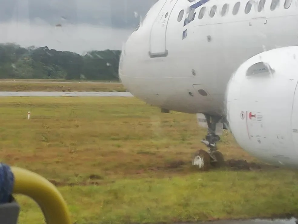 VÍDEO: Aeroporto é fechado após avião derrapar na pista; ASSISTA