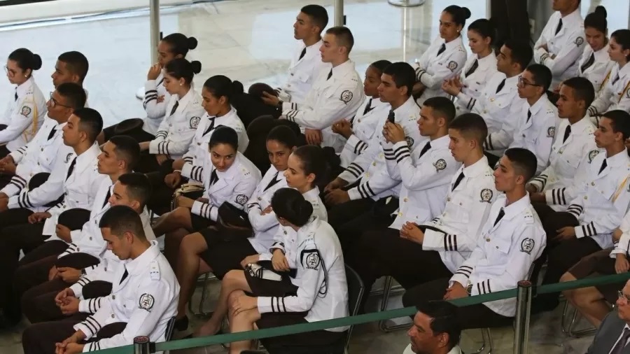 Governo Lula encerra programa de escolas cívico-militares de Bolsonaro