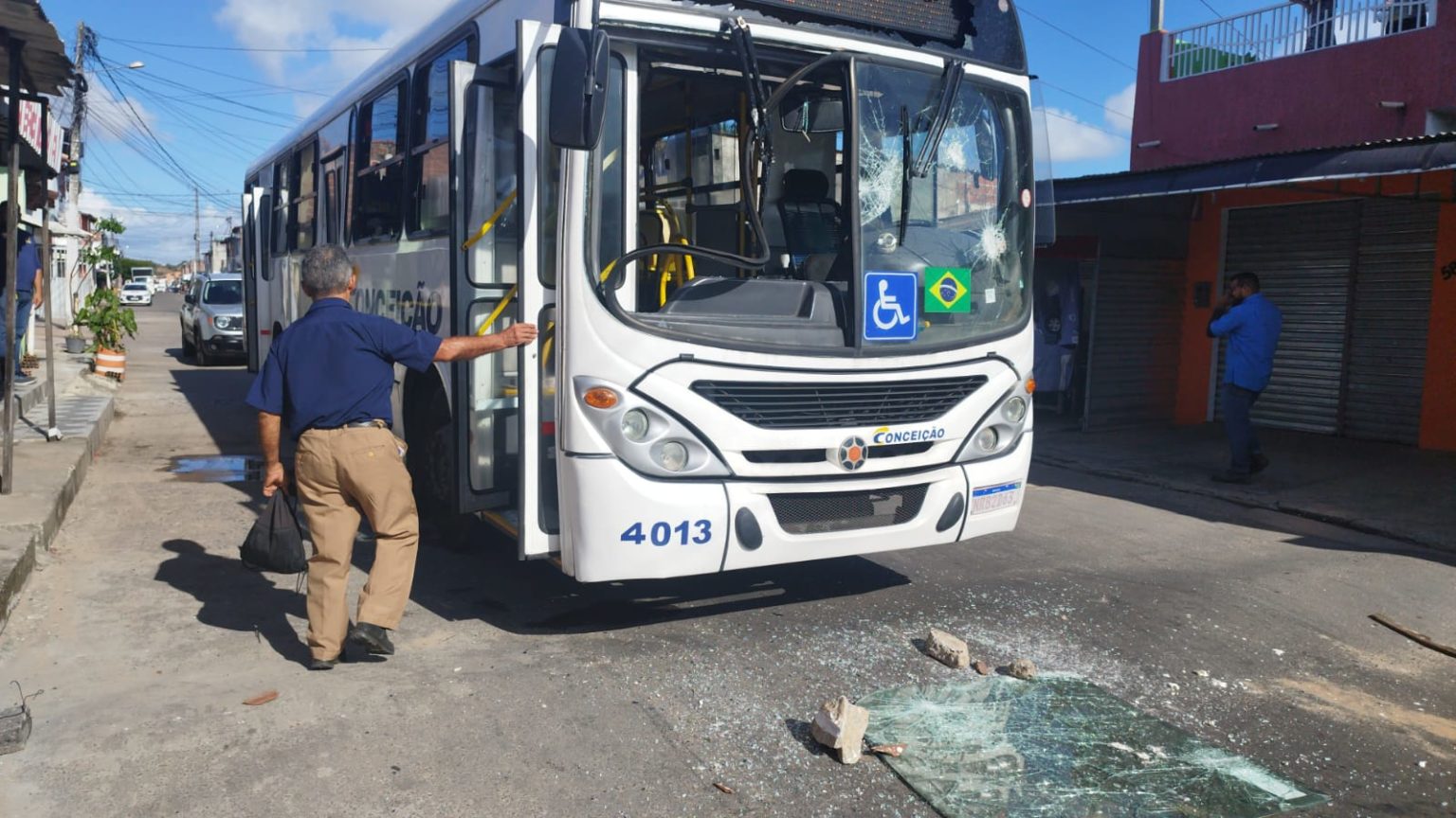Moradores se revoltam e depredam ônibus em Felipe Camarão