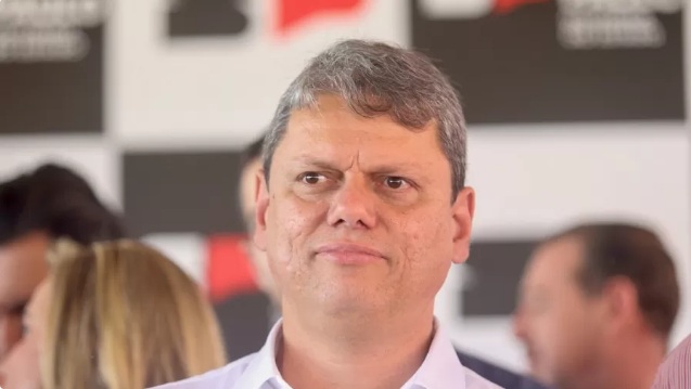Tarcísio anuncia programa próprio de escolas cívico-militares para SP