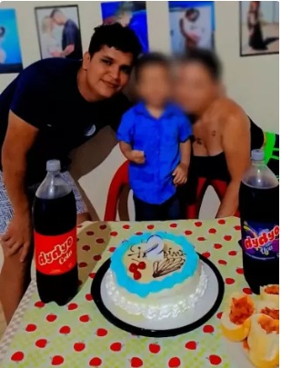 Pai é demitido após foto com refrigerante rival na festa do filho de 2 anos