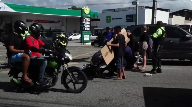 Motociclista e passageira esperam por 2 horas por ambulância após acidente de trânsito em Natal