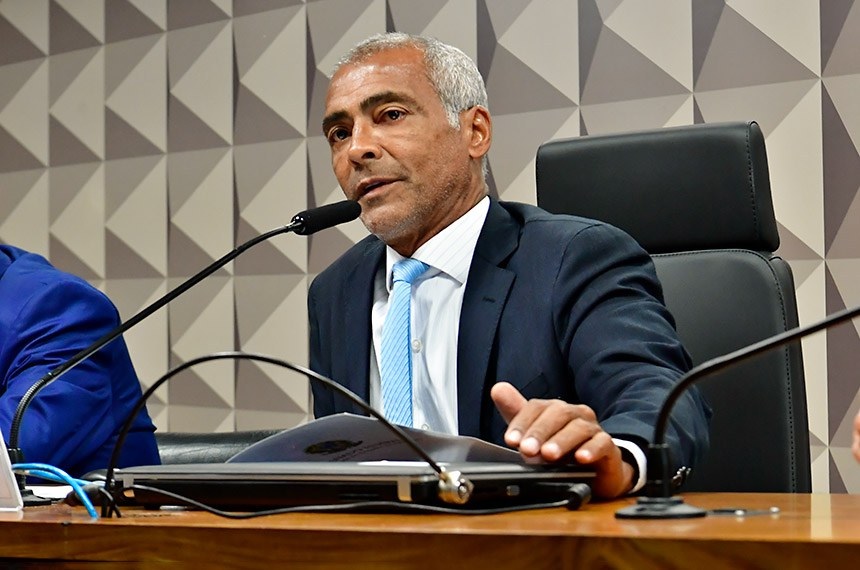 Romário é internado no Rio após passar mal; quadro é estável