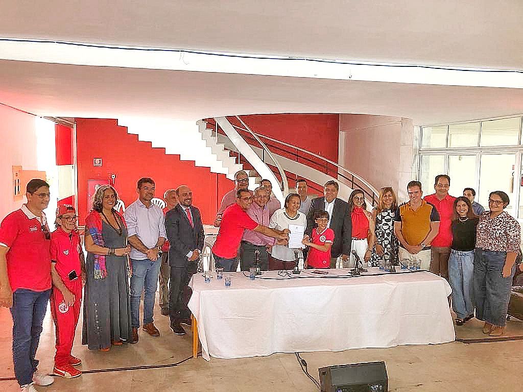 Governadora Fátima Bezerra assina termo de tombamento da sede social do América-RN