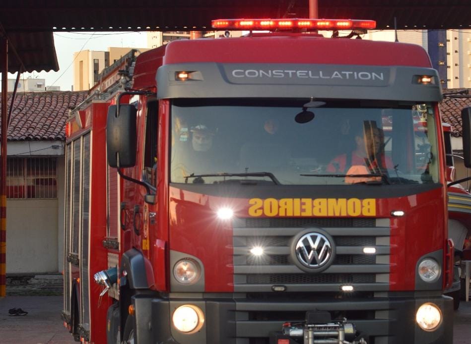 Bombeiros controlam fogo em pousada na Zona Sul de Natal