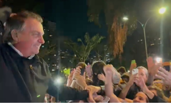 VÍDEO: Bolsonaro é ovacionado por apoiadores ao sair de dentista em Goiânia