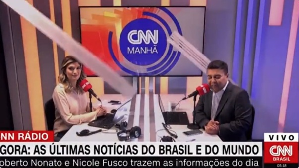 VÍDEO: Parte do cenário da CNN cai sobre apresentadores ao vivo; ASSISTA