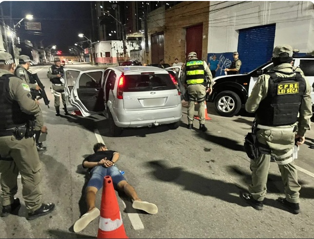 Ocupantes de carro tentam fugir de blitz, quase atropelam agente e acabam presos com armas e drogas em Natal