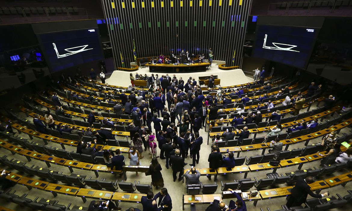Censo pressiona Câmara por nova divisão de vagas; veja quais estados perderiam ou ganhariam deputados