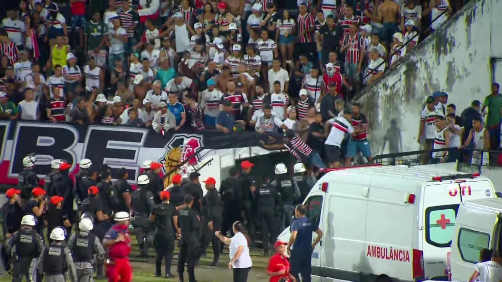 VÍDEO: Torcedores tentam invadir gramado após fim do jogo entre Potiguar e Santa Cruz