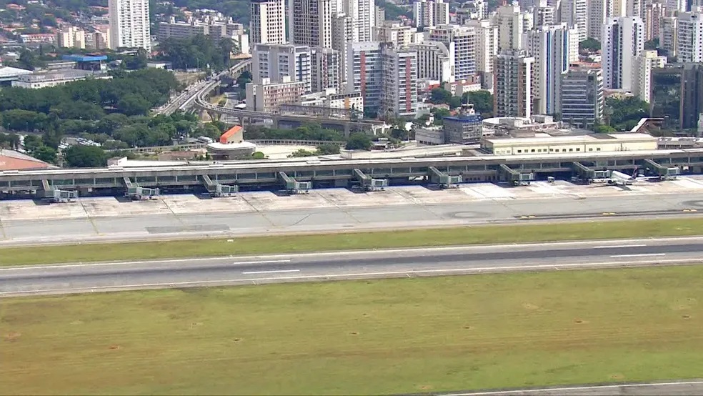 Funcionária da limpeza morre atropelada por caminhão-tanque em aeroporto