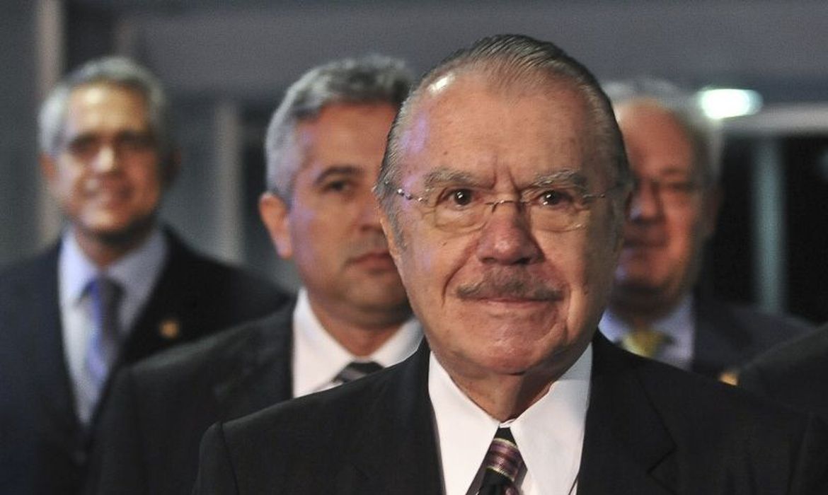 Ex-presidente Sarney leva queda em sua casa e é levado ao hospital