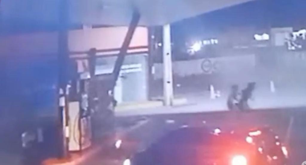 VÍDEO:  Câmeras registram carro desgovernado invadindo posto de combustíveis em Mossoró