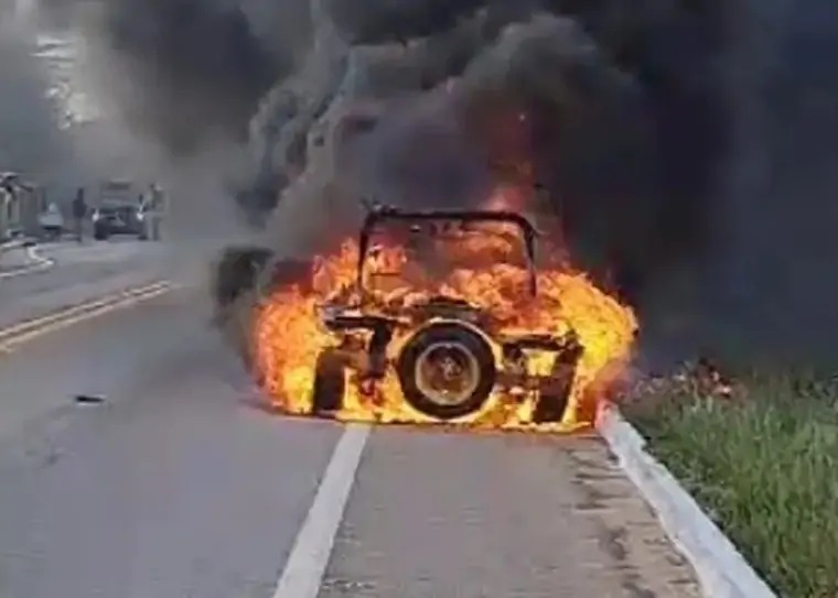 Buggy fica destruído após pegar fogo na BR-101 na Grande Natal