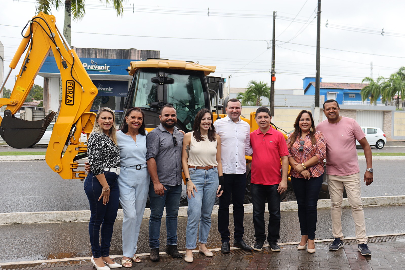 Prefeito Emídio Júnior e deputada Natália Bonavides entregam nova retroescavadeira para ações em Macaíba