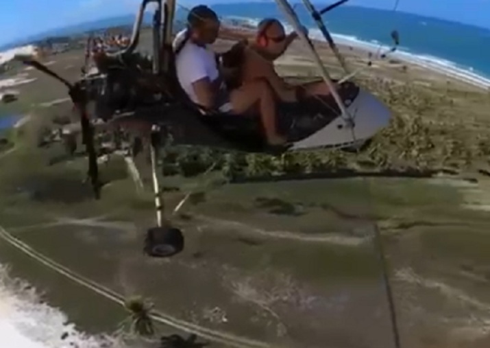 VÍDEO: Homens arremessaram galo em voo de ultraleve no litoral potiguar