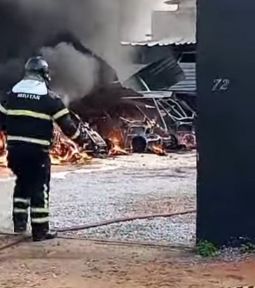 VÍDEO: Incêndio atinge garagem de veículos em Parnamirim