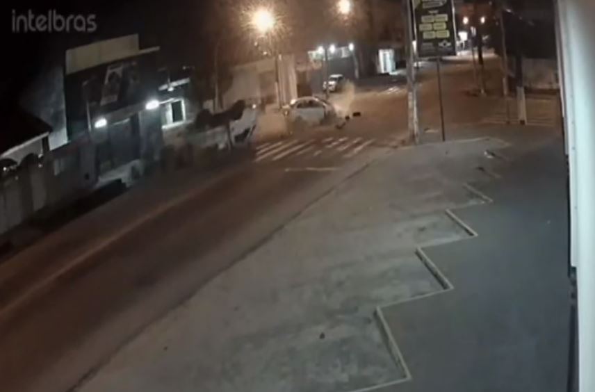 VÍDEO: Caminhão capota e carga fica espalhada após colisão com carro na avenida Coronel Estevam