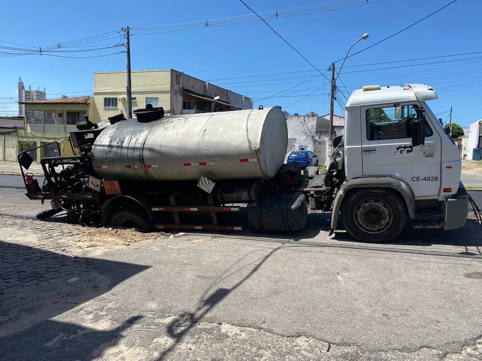 Caminhão usado em operações tapa-buraco em Natal cai em buraco e fica preso