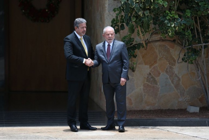 Lula deve se reunir com Lira hoje para fechar reforma ministerial