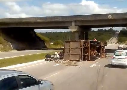 VÍDEO: Carreta tomba na BR-406 e lixo fica espalhado na rodovia na Grande Natal