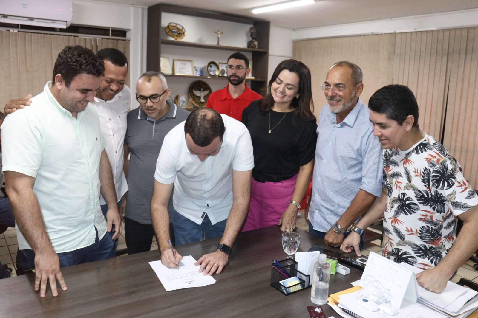 Prefeito Emídio assina ordem de serviço para instalação da iluminação de led no Tapará e no Conjunto Manoel Dias