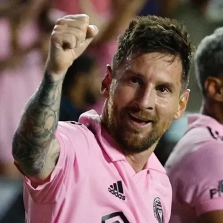 Messi faz golaço no fim e brilha em estreia pelo Inter Miami; assista