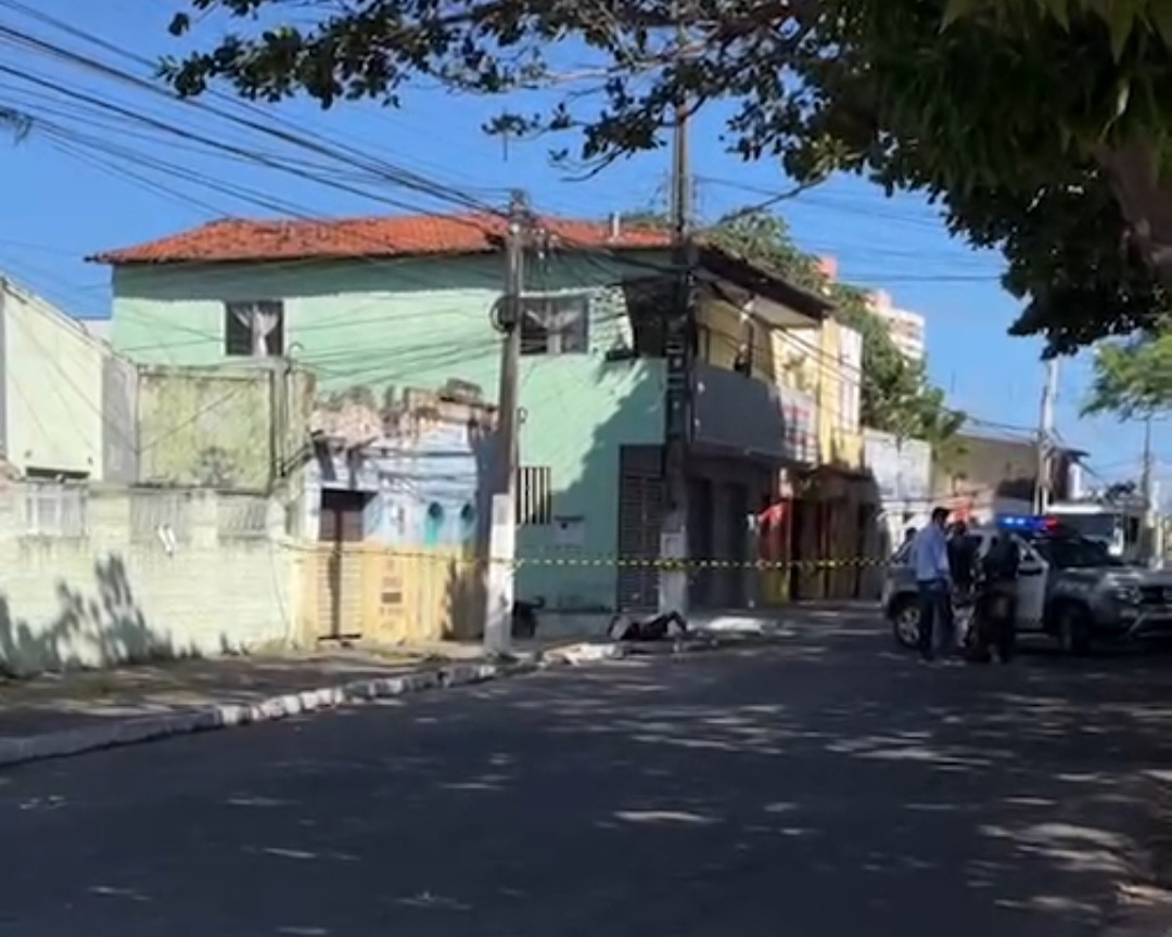 Homem morre e fica pendurado após tentar roubar fiação em poste na Av. Antônio Basílio