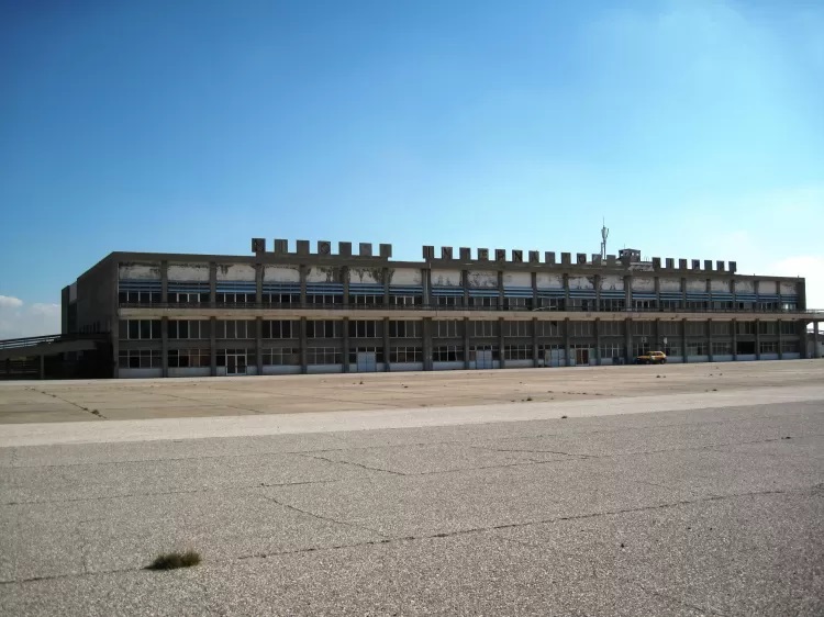 Aeroporto abandonado há 50 anos conta história de um país dividido em dois