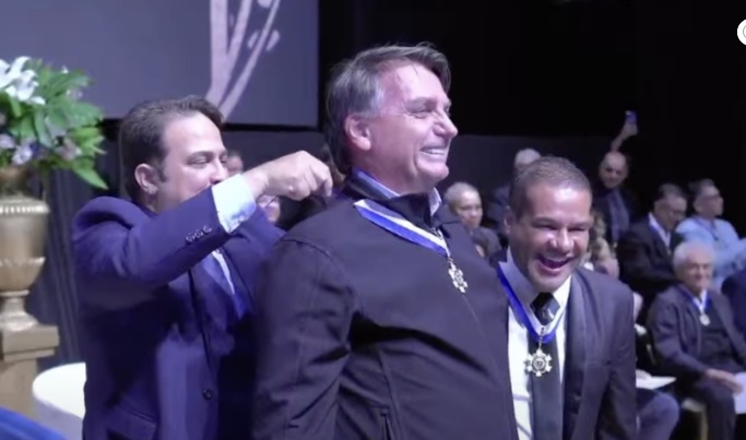 VÍDEO: Sob gritos de “mito”, Bolsonaro recebe título de comendador
