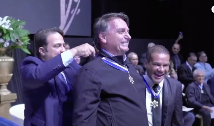 VÍDEO: Sob gritos de “mito”, Bolsonaro recebe título de comendador