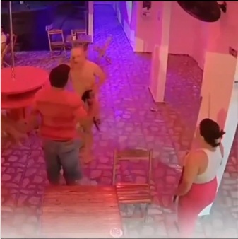 VÍDEO: Sem roupas, idoso esfaqueia mulher e causa confusão em bar no RN