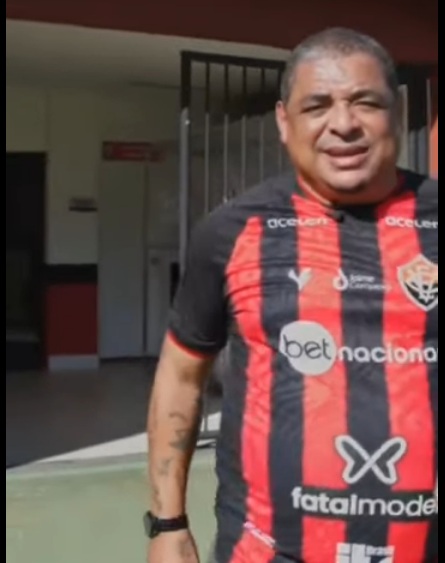 VÍDEO: Ex-jogador pentacampeão pelo Brasil vira garoto propaganda de site de "acompanhantes"