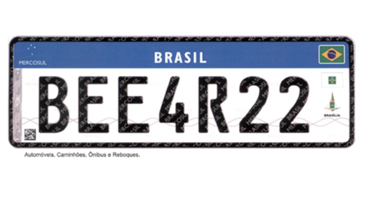 Projeto de lei prevê que placas de veículos voltem a modelo antigo que informa cidade e estado