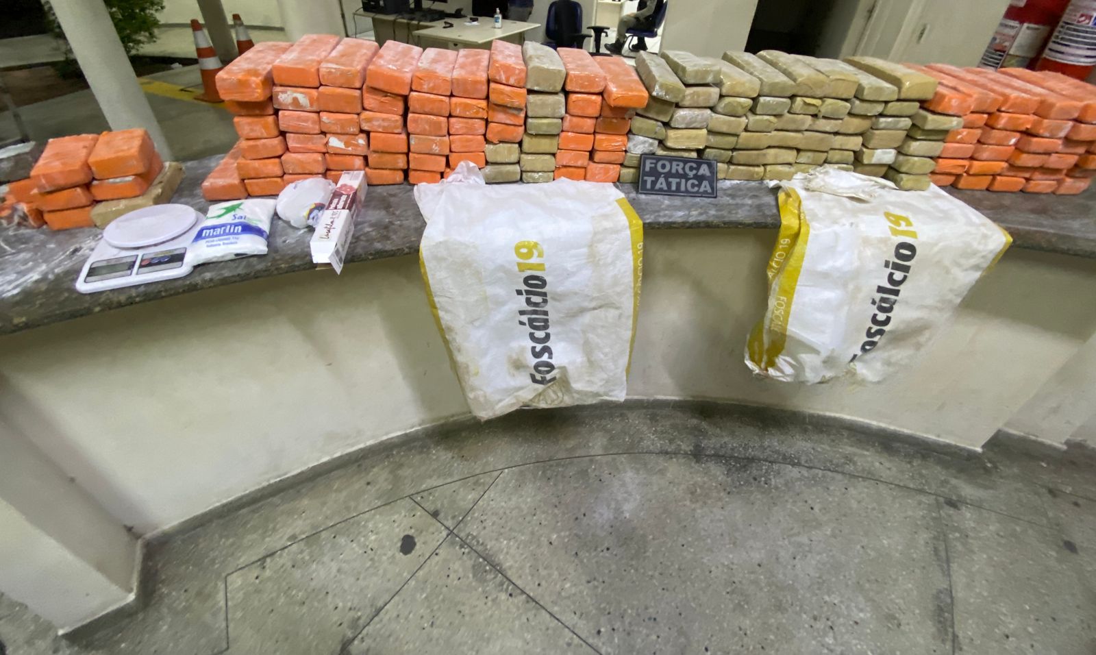 PM apreende 131 kg de drogas em casa que era usada como depósito na zona Norte de Natal