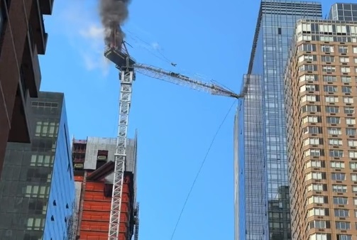 VÍDEO: Guindaste despenca em Nova York, atinge prédio e deixa 6 feridos
