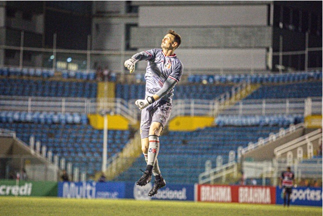 Goleiro do Santa Cruz tem bases acertadas com o ABC